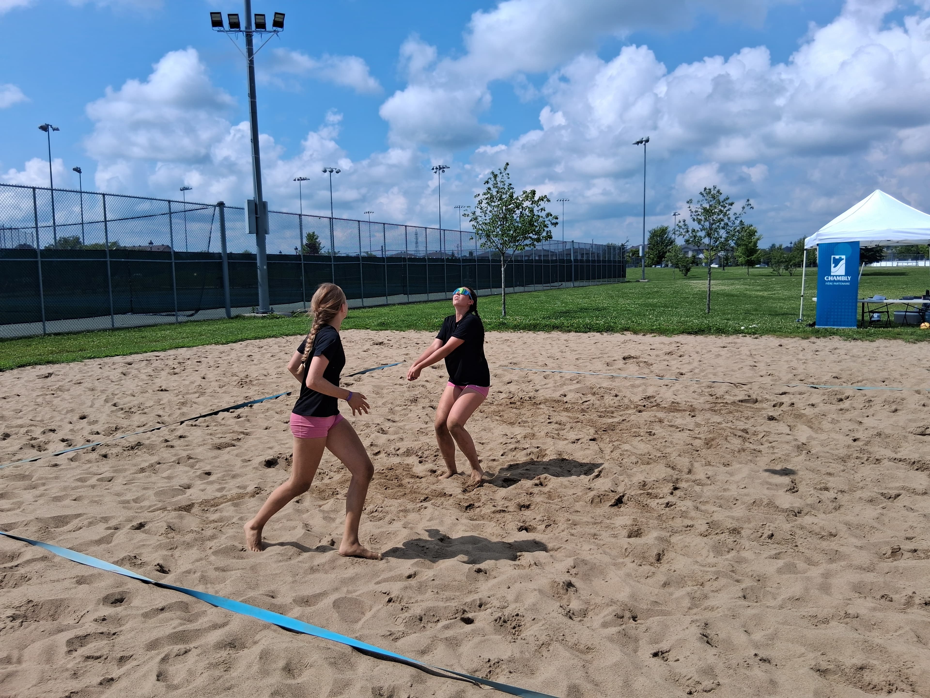 Jeunes joueuses de beach-volleyball à Chambly