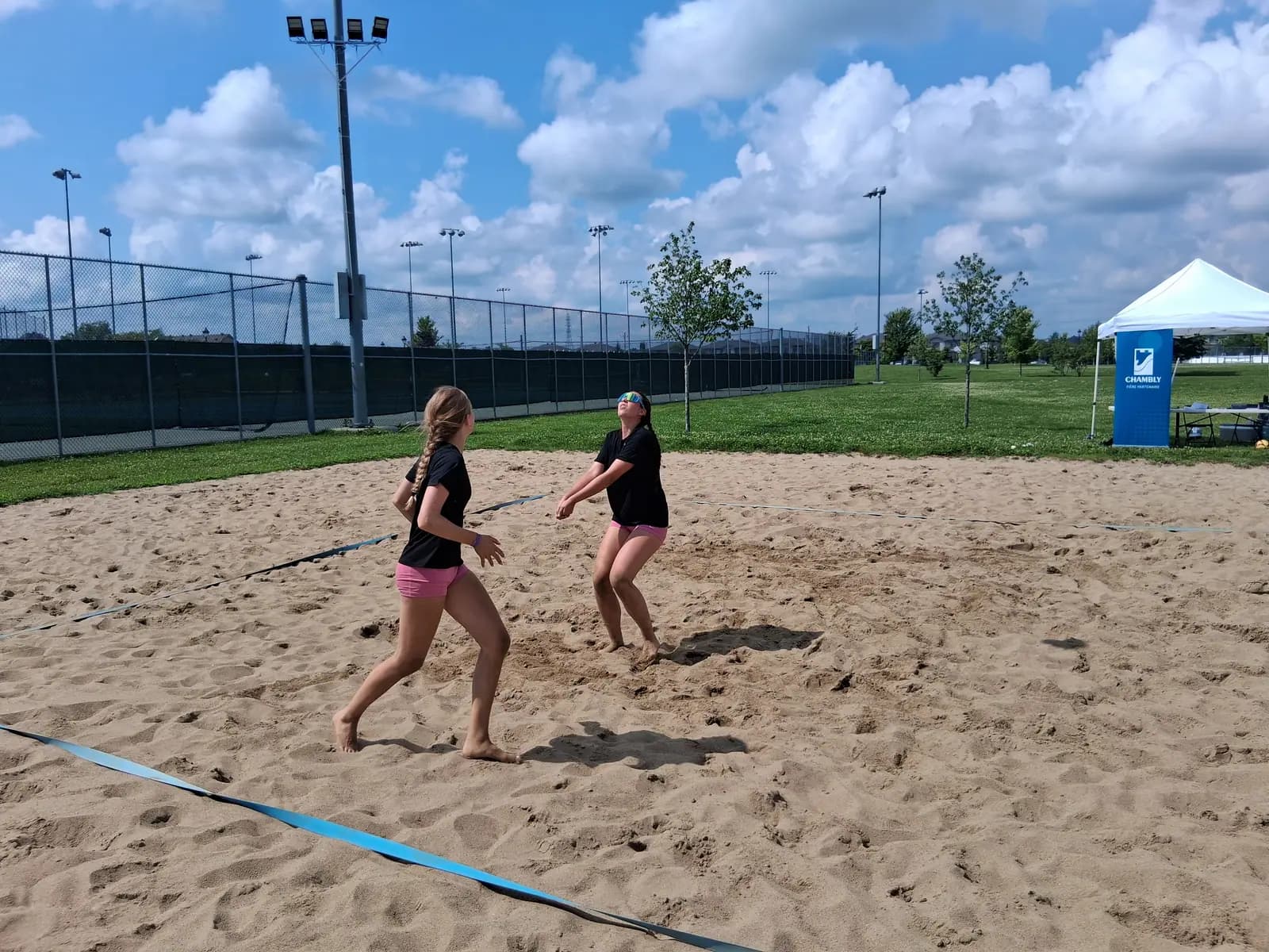 Jeunes joueuses sur un terrain de beach-volleyball à Chambly