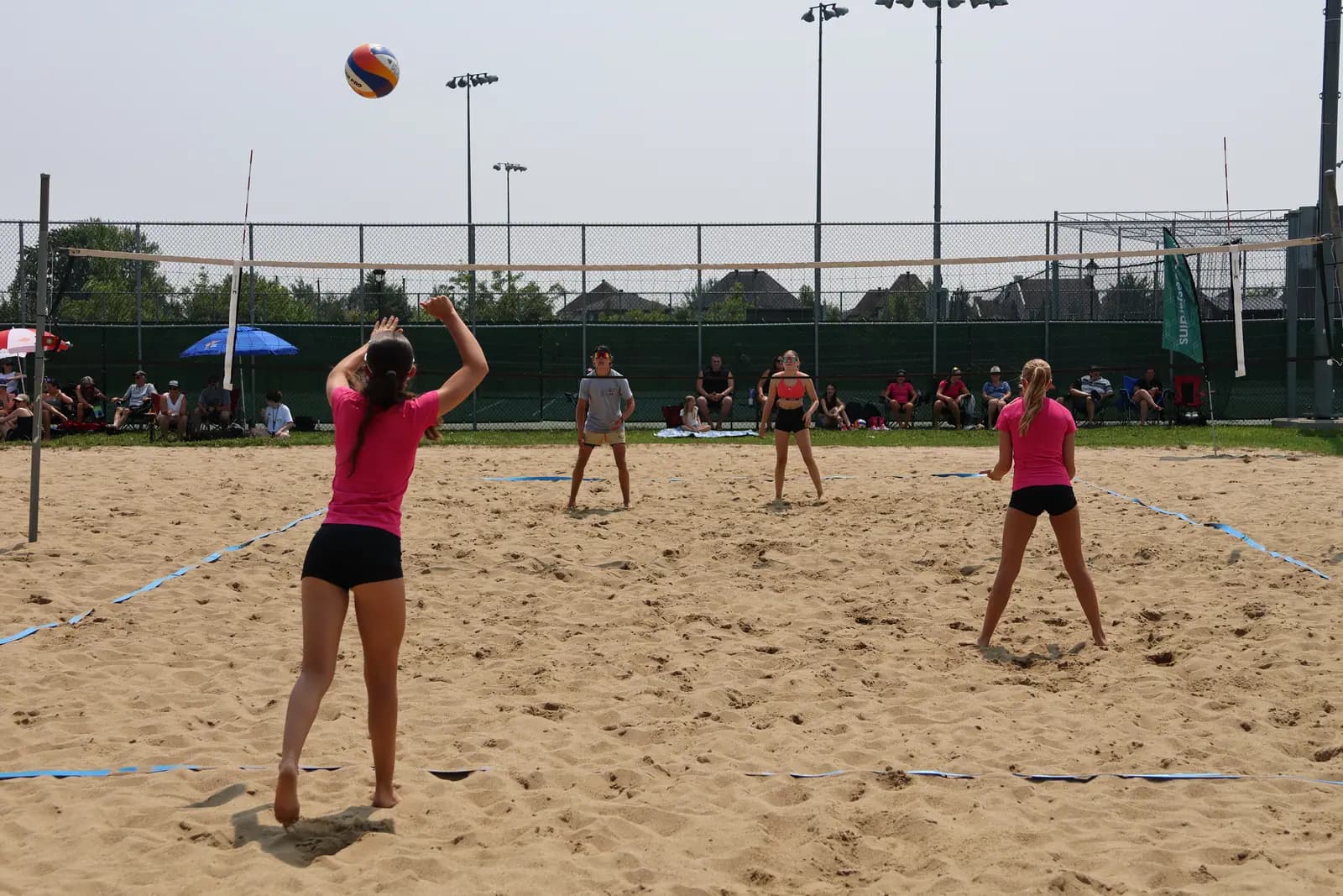 Partie de beach-volleyball devant les spectateurs à Chambly