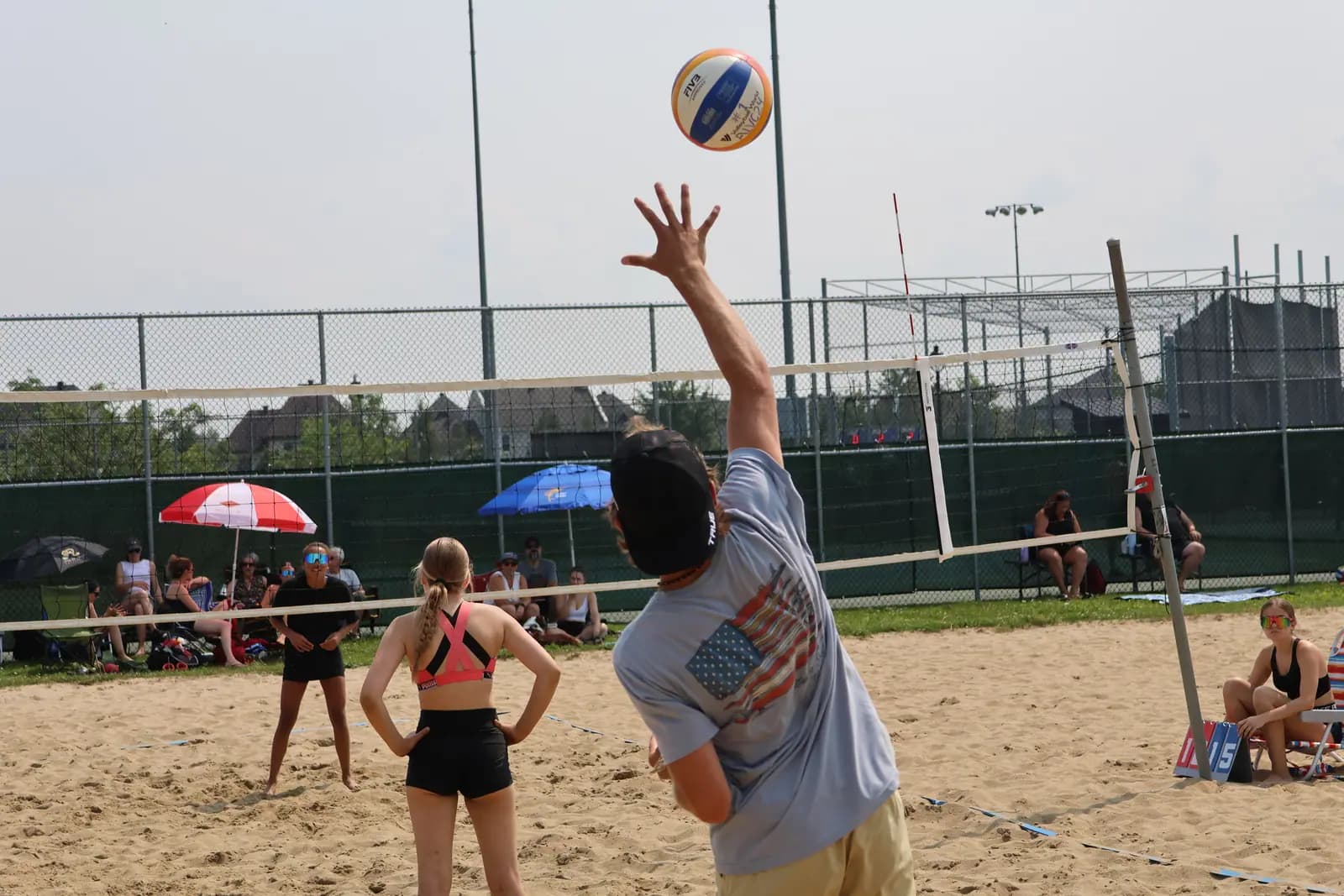 Service pendant un tournoi de beach-volleyball à Chambly